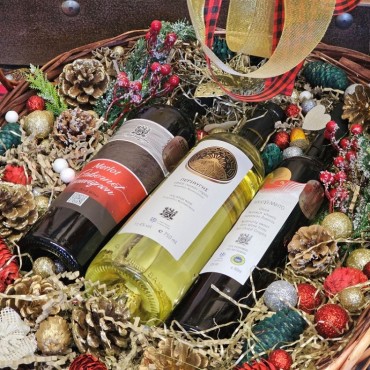 Cretan Treasure Xmas Gift – Handmade basket featuring 3 premium Cretan wines.
